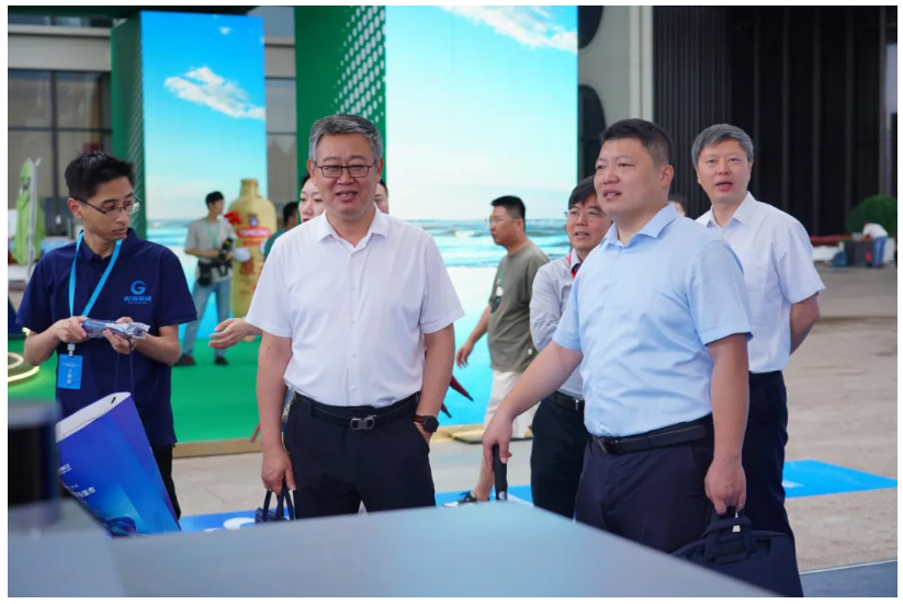 青島市委常委、副市長(zhǎng)王波等領(lǐng)導(dǎo)嘉賓參觀文達(dá)通AI無(wú)人清掃車